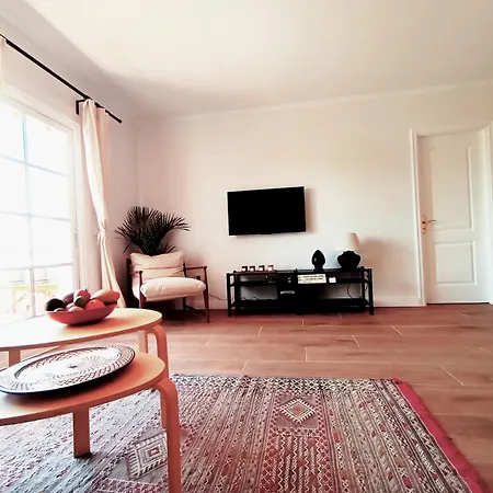 Topfloor Corner Panoramics Views & Pools Apartment