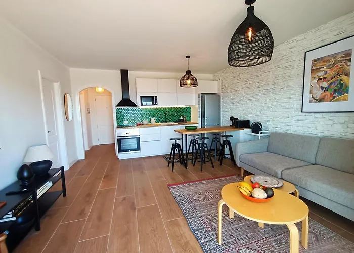 Topfloor Corner Panoramics Views & Pools Apartment