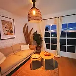 Topfloor Corner Panoramics Views & Pools Apartment
