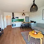 Topfloor Corner Panoramics Views & Pools Apartment